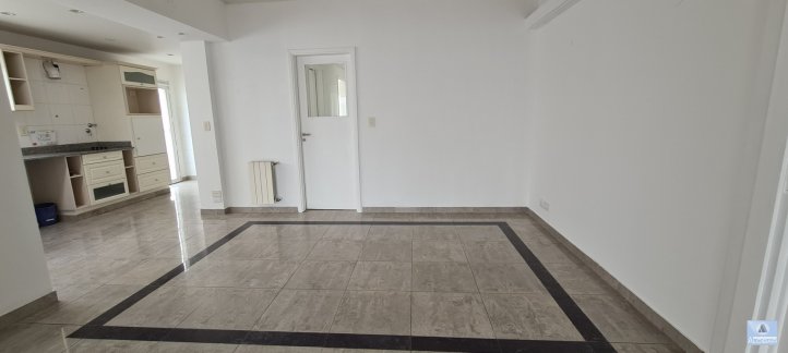 Casa 6 dorm, 300m² con garage y amplio patio — Centro
