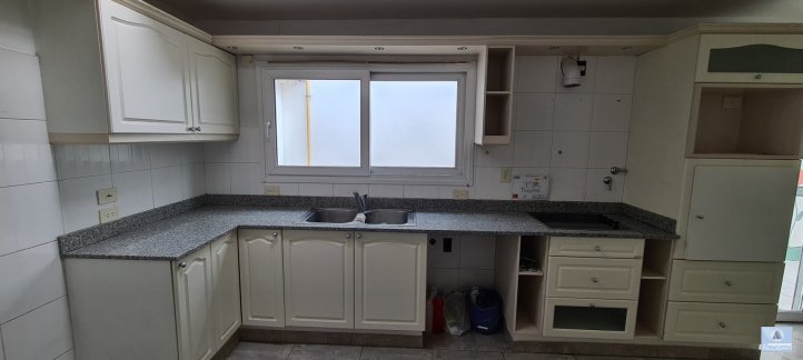 Casa 6 dorm, 300m² con garage y amplio patio — Centro