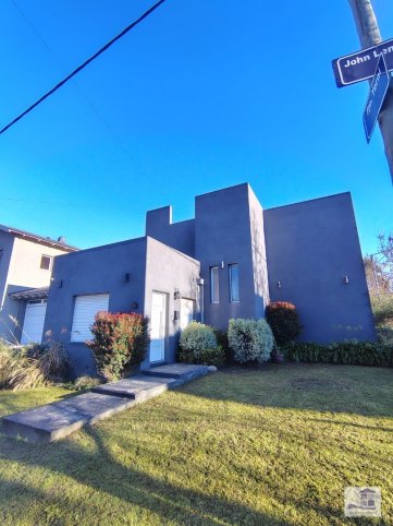 Casa 3 dorm, 140m² en esquina barrio Uncas