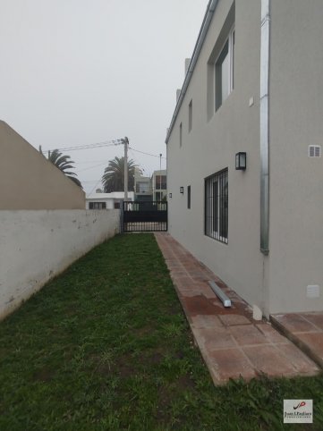 Casa a estrenar con 3 dormitorios y entrada para auto