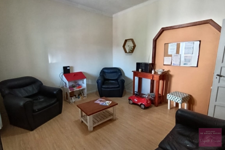 Casa 2 dorm, 150m² con local comercial — Avenida Perón
