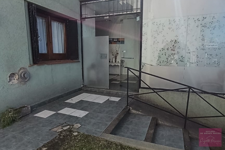 Casa 2 dorm, 150m² con local comercial — Avenida Perón