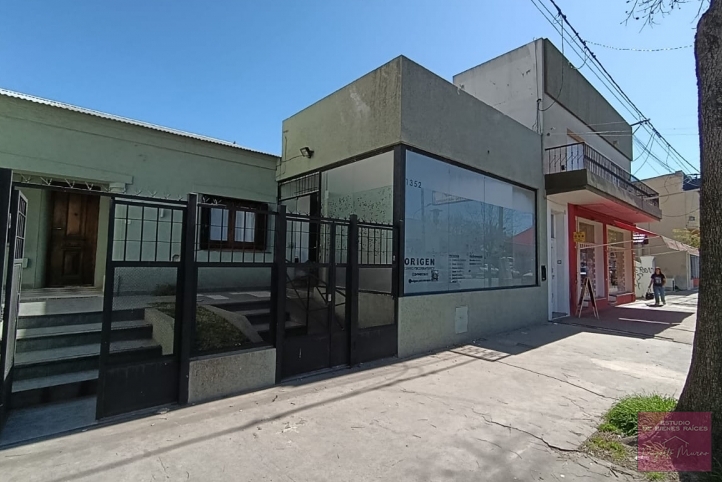 Casa 2 dorm, 150m² con local comercial — Avenida Perón