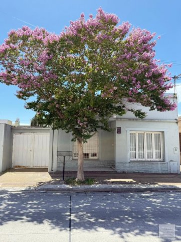 Casa en venta en Alsina 800, 100m², 2 dorm, 1 baño, con garage y patio