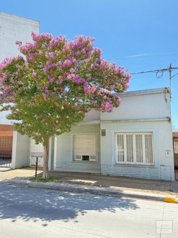 Casa en venta en Alsina 800, 100m², 2 dorm, 1 baño, con garage y patio