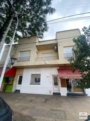 Casa en primer piso, 4 dorm, 170m² — Santamarina y Constitución
