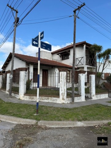 Casa en venta sobre calle Piedrabuena y Cuba, 3 dorm, 2 baños, garage