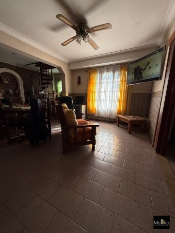 Casa en venta sobre calle Piedrabuena y Cuba, 3 dorm, 2 baños, garage