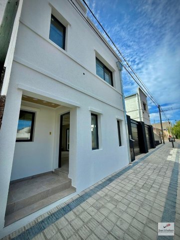 Dúplex 2 dorm, 100m² con cochera — Liniers y Tierra del Fuego