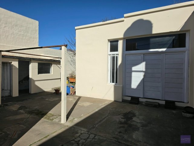 Casa 2 dorm, 100m² con amplio lote y galpón — Chacabuco 1634