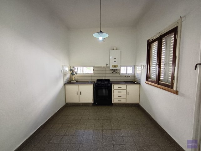 Casa 2 dorm, 100m² con amplio lote y galpón — Chacabuco 1634