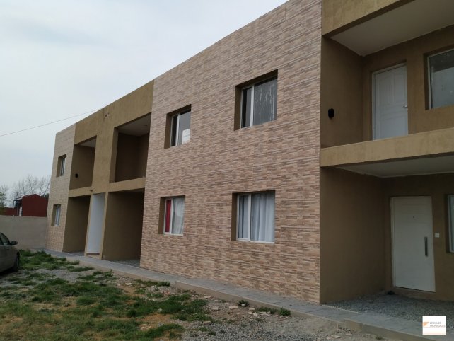 AMPLIO DEPTO EN PLANTA BAJA: 1 DORMITORIO, ESTAR, COCINA SEPARADA POR BARRA, PATIO, GARAGE PROPIO