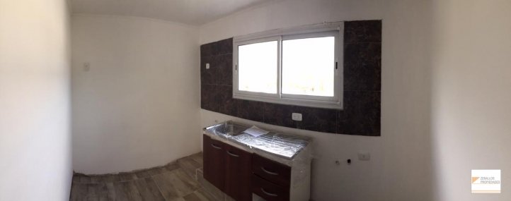 AMPLIO DEPTO EN PLANTA BAJA: 1 DORMITORIO, ESTAR, COCINA SEPARADA POR BARRA, PATIO, GARAGE PROPIO