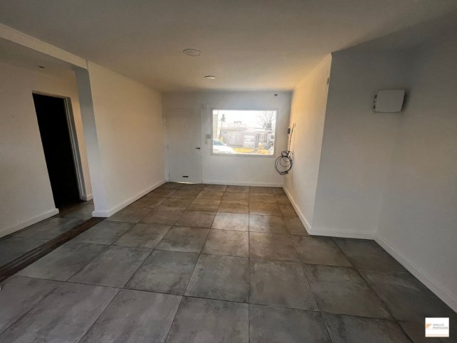 AMPLIO DEPTO EN PLANTA BAJA: 1 DORMITORIO, ESTAR, COCINA SEPARADA POR BARRA, PATIO, GARAGE PROPIO
