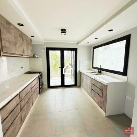 Casa 3 dorm, 210m² con garage para 2 autos — Paseo de los Españoles