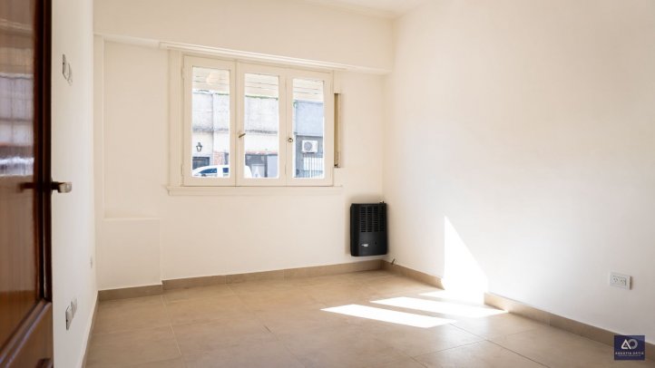 Depto en Venta 50m² 1 dorm, 1 baño, planta baja con patio — 14 de julio 592