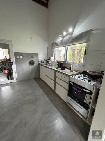 Casa quinta 3 dorm, 107m² en esquina con pileta — Nigro