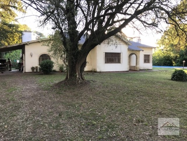 Quinta en Venta con pileta y casa de dos dormitorios — Av Circumbalacion y Juarez