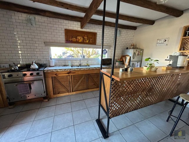 Casa 2 dorm, 105m² con piscina y parque — Ameghino