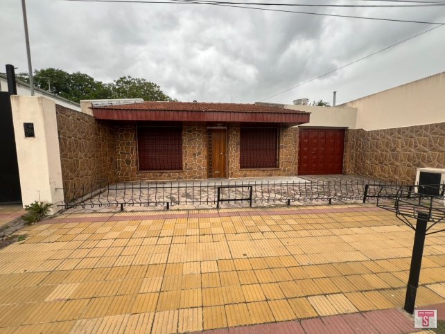 Casa 2 dorm, 2 baños, cochera para 2 autos — Arenales al 200