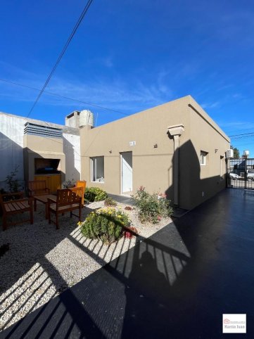 Casa 2 dorm, 58m² con cochera — Piedrabuena