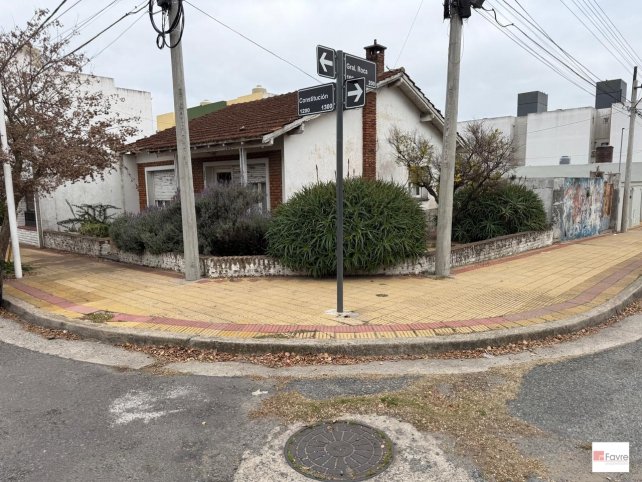 Casa 2 dorm, 90m² a refaccionar en Constitución y Roca