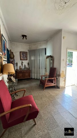 Casa en venta a reciclar, 2 dorm, 1 baño — Rivadavia y Maipú