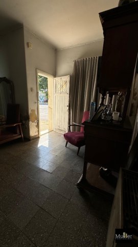 Casa en venta a reciclar, 2 dorm, 1 baño — Rivadavia y Maipú