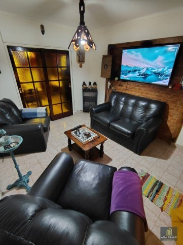 Casa 2 dorm, 89m² en esquina con patio — Sáenz Peña