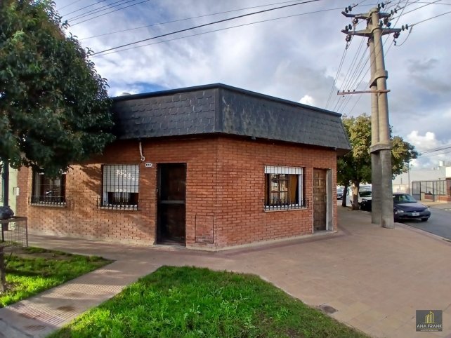 Casa 2 dorm, 89m² en esquina con patio — Sáenz Peña