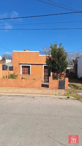Casa a reciclar 2 dorm, 1 baño, garage — Brandsen N°: 1472