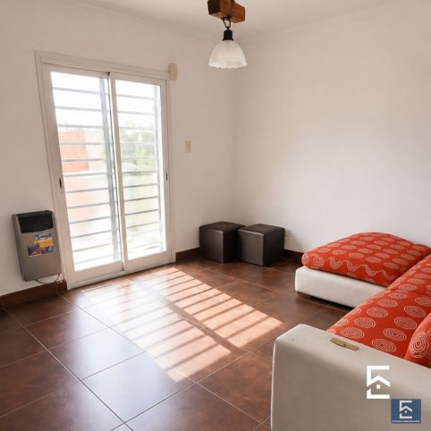 Casa en Alquiler Av. Estrada 600, 6 ambientes, 2 dorm, 1 baño, cochera