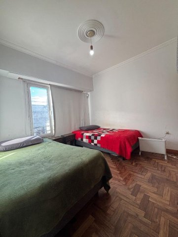 Departamento de 2 dormitorios en primer piso por escalera