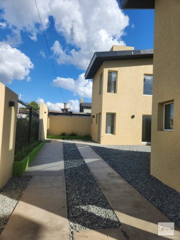 Depto 1 dorm, 50m² en Malvinas 1585, con patio y cochera