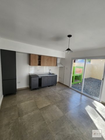 Depto 1 dorm, 50m² en Malvinas 1585, con patio y cochera
