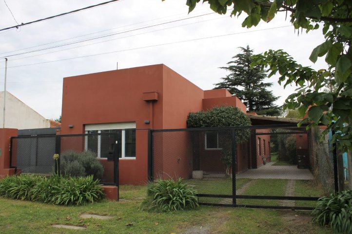 Casa 3 dorm, 2 baños, con jardín y parrilla