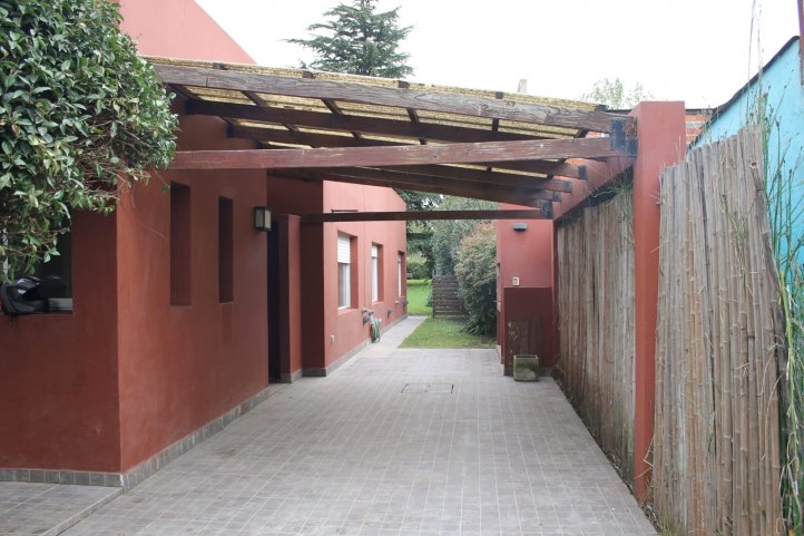 Casa 3 dorm, 2 baños, con jardín y parrilla