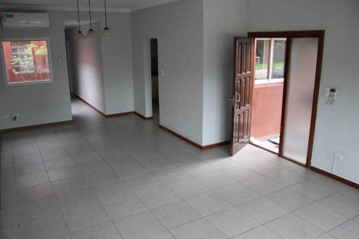 Casa 3 dorm, 2 baños, con jardín y parrilla