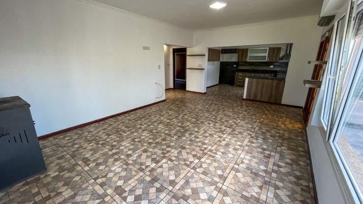 Casa 2 dorm, 296m² con pileta y galpón — La Elena