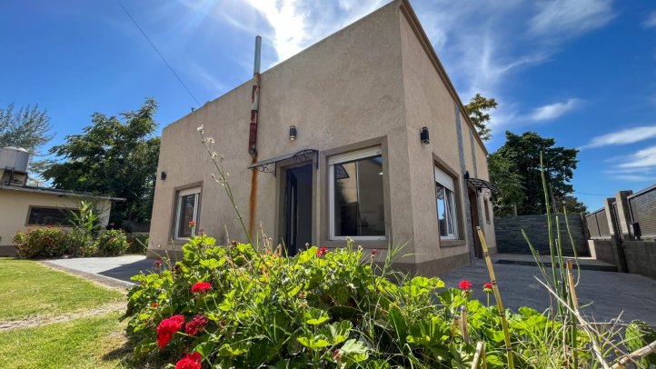 Casa 2 dorm, 296m² con pileta y galpón — La Elena