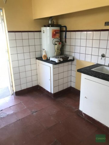 Casa 2 dorm, amplio lote, 1 baño, Lisandro de La Torre
