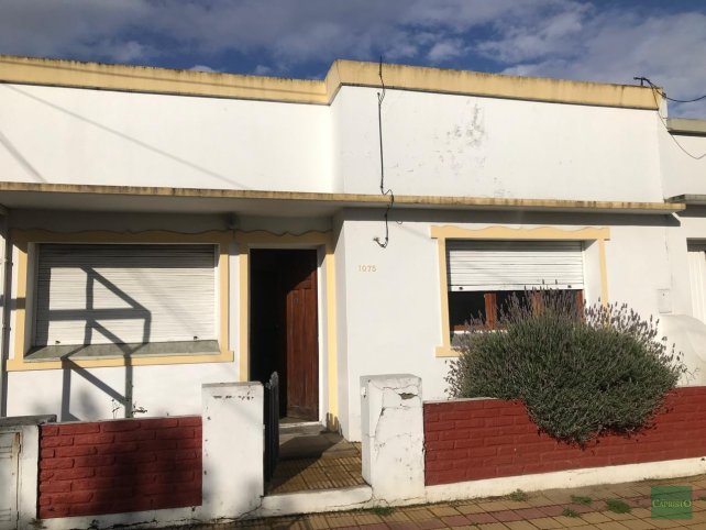 Casa 2 dorm, amplio lote, 1 baño, Lisandro de La Torre