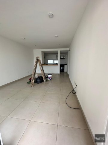 Depto 2 dorm, 75m² con cochera y balcón — Centro