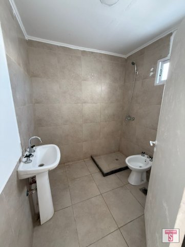 Depto 2 dorm, 1 baño, primer piso con balcón