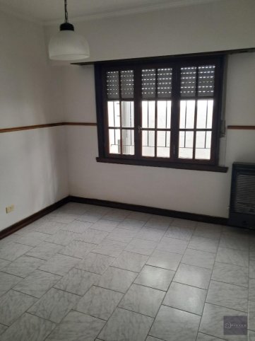 Dpto 2 dorm, 50m² interno con patio — Roca al 700