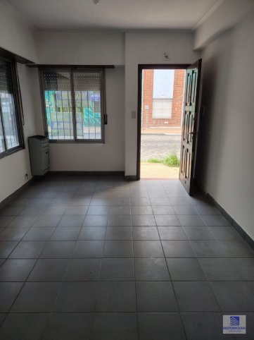 Depto 1 dorm, 34m² en planta baja con cochera — Sarmiento