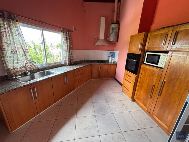 2 CASAS AL PRECIO DE 1! zona Av. Del Valle y Alem