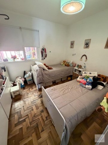 Casa en Sarmiento 1400, 110m², 2 dorm, 1 baño, jardín y cochera