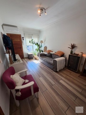 Casa en Sarmiento 1400, 110m², 2 dorm, 1 baño, jardín y cochera