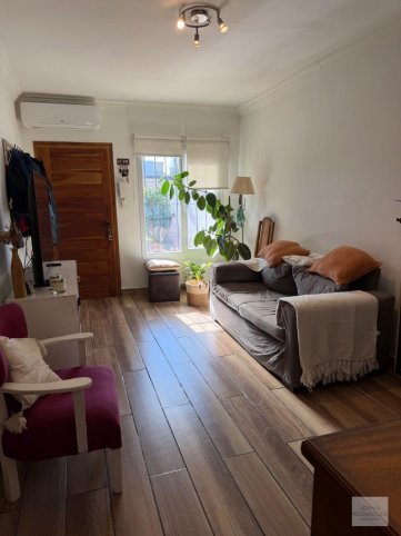 Casa en Sarmiento 1400, 110m², 2 dorm, 1 baño, jardín y cochera